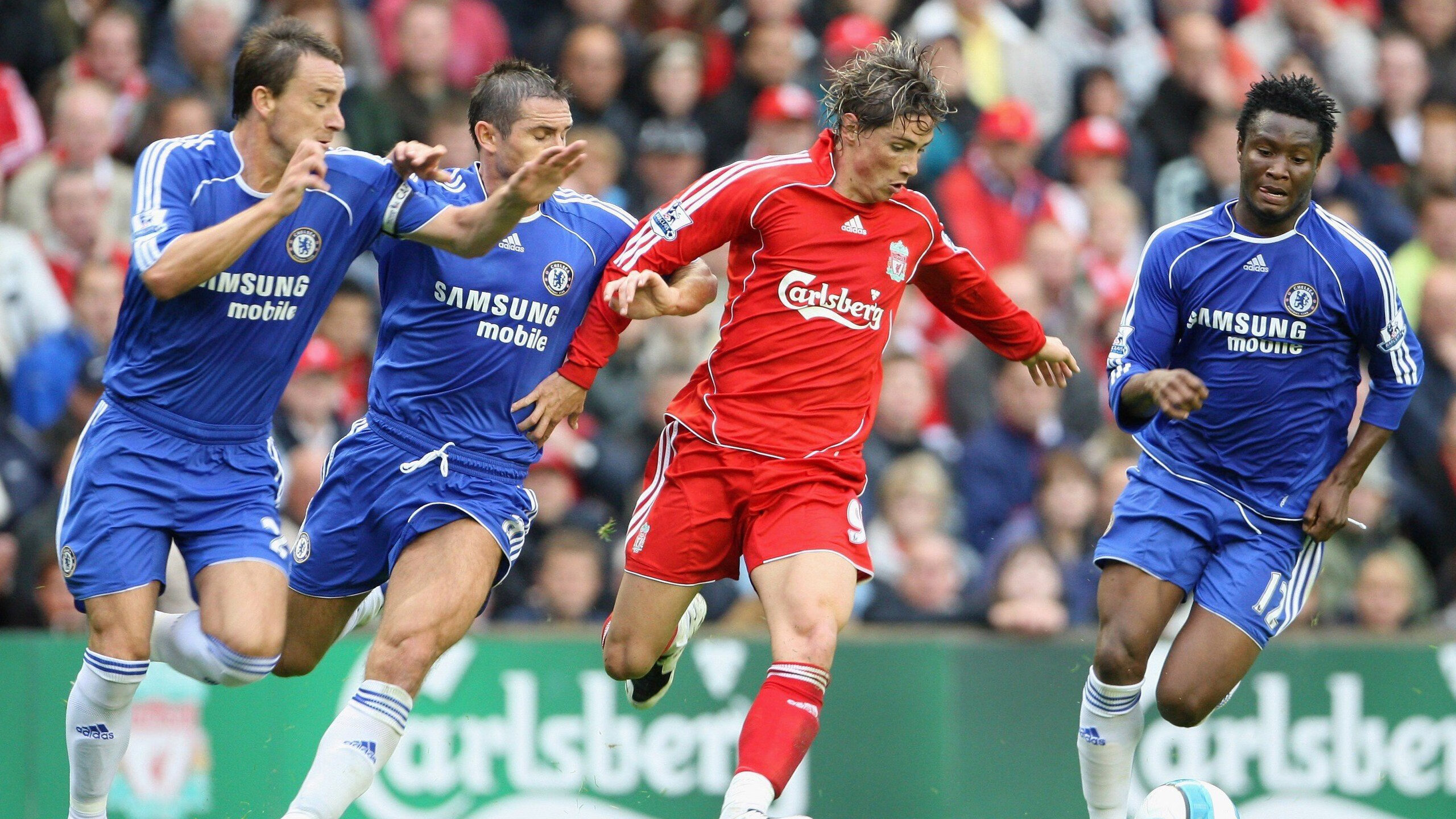 国足球迷助威现场氛围热烈，国足助威球衣